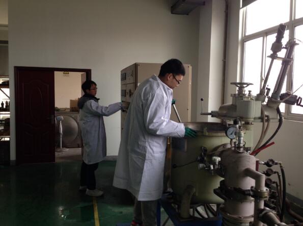 2018年7月，武漢南瑞技術(shù)人員夏兆輝正在操作真空熔煉爐，進(jìn)行納米碳合金材料的熔煉